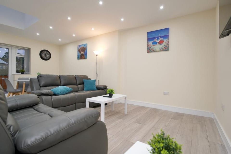 Spacious 4Bed Coventry Home with Parking & Garden House in Coventry