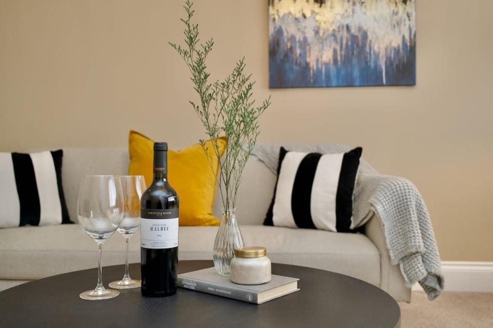 Stunning Warwick Home, EV Charger, Driveway Parking, Free Netflix & Disney House in Warwick