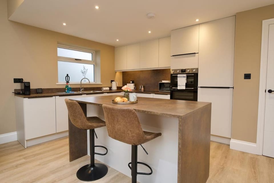 Stunning Warwick Home, EV Charger, Driveway Parking, Free Netflix & Disney House in Warwick