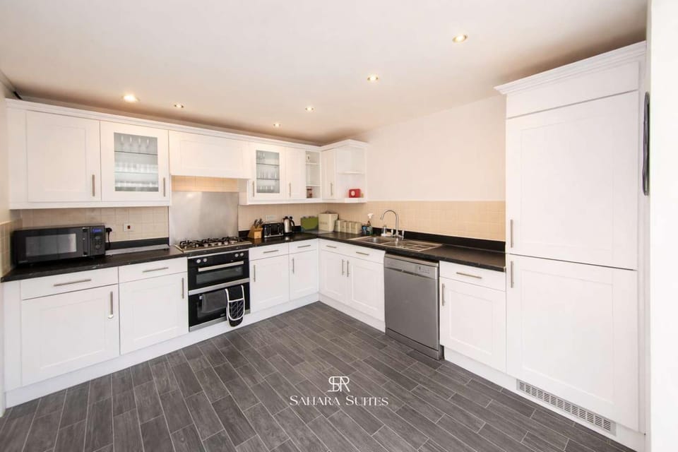 Spacious 5-Bedroom - Cardiff & Newport - Parking House in Cardiff