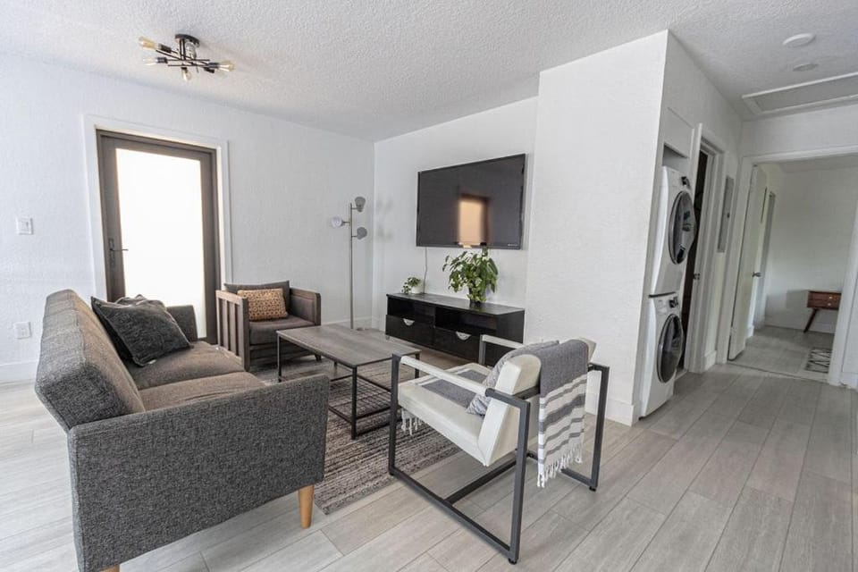 Centrally Located Modern 2bdr Home w Fast WiFi & Parking House in Miami Shores