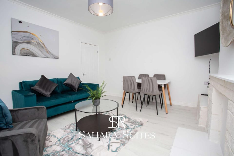 TV and multimedia, Living room, Seating area, Evening entertainment
