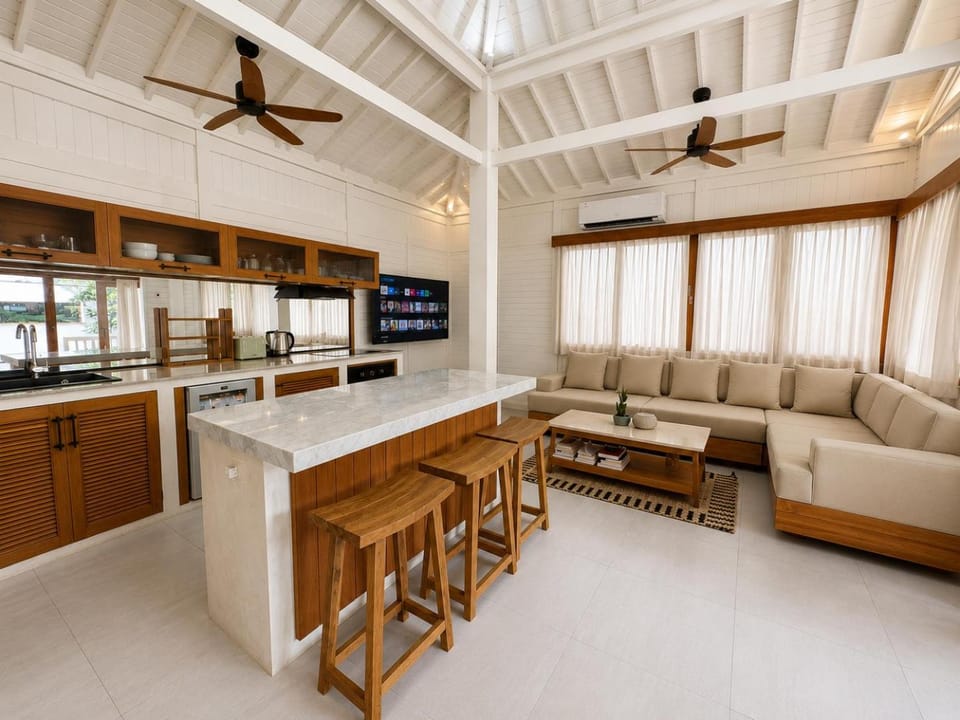 Kitchen or kitchenette, Living room, Seating area, Dining area, stove