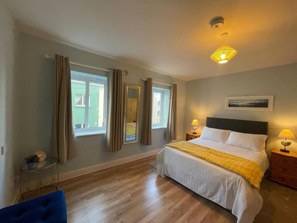 Bed, Photo of the whole room, Bedroom, Street view