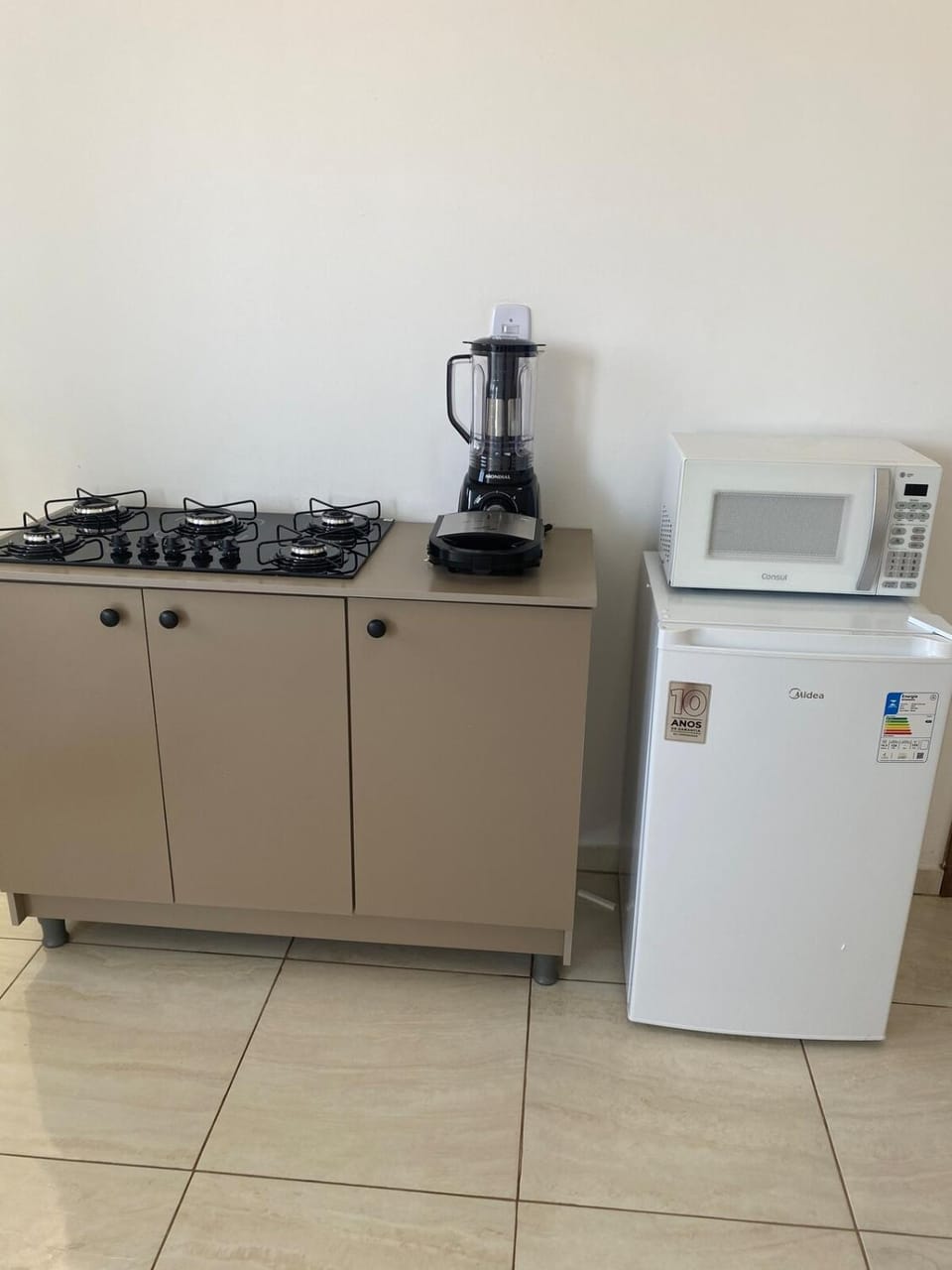 Kitchen or kitchenette, minibar