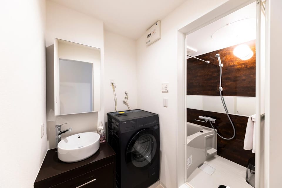 Toilet, Bathroom, towels, washing machine
