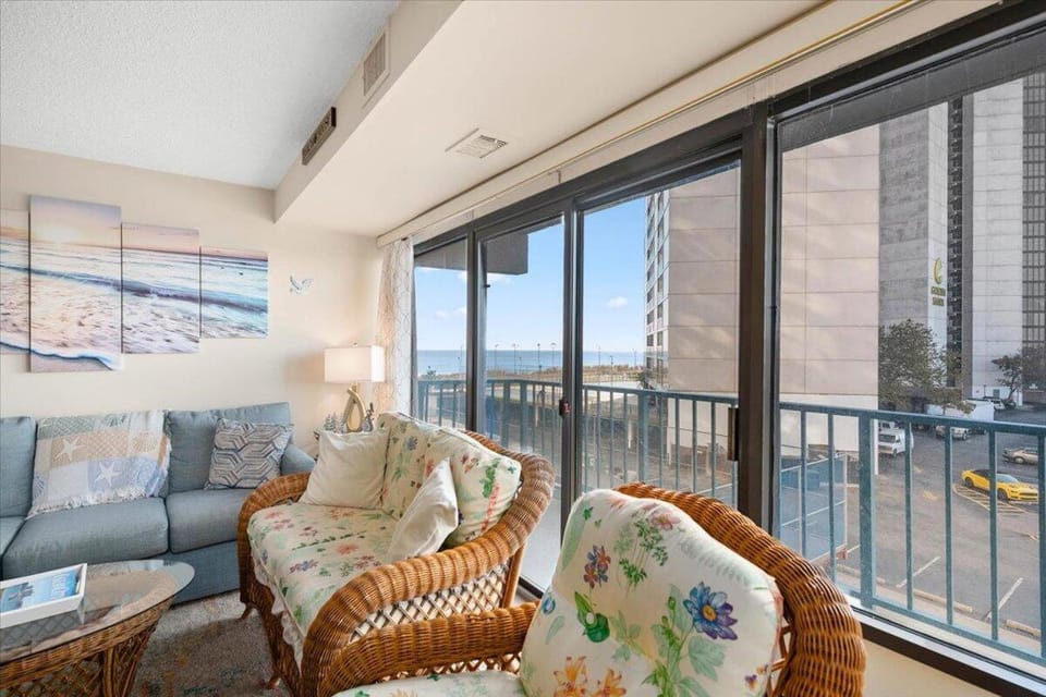 Ocean View 2 Bedroom Capri Condo with pool! House in Ocean City