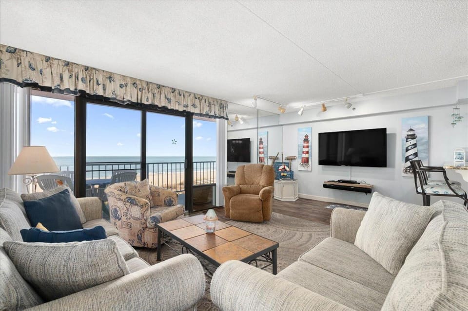 3 Bed/2 Bath Direct Ocean Front Capri Condo with Indoor Pool! House in Ocean City