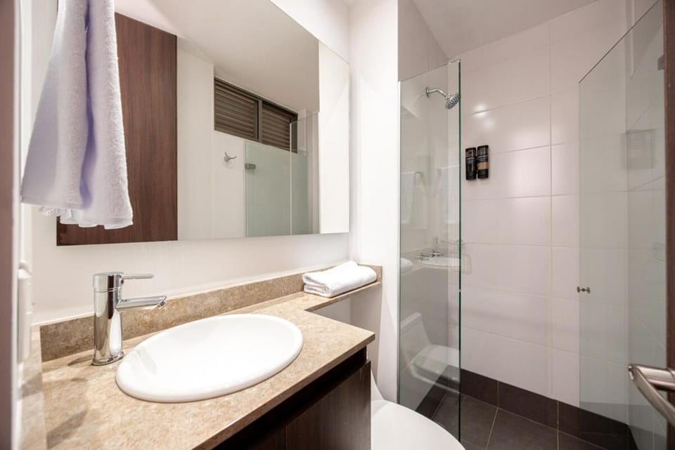 Shower, Toilet, Bathroom, towels