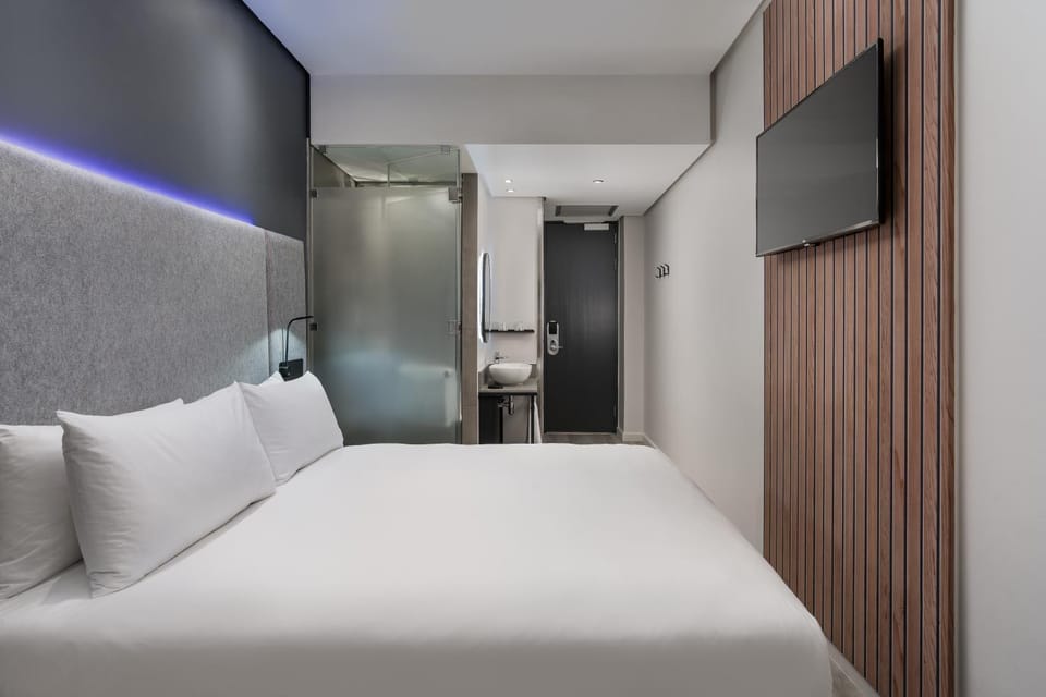 Bed, TV and multimedia, Photo of the whole room, Bedroom