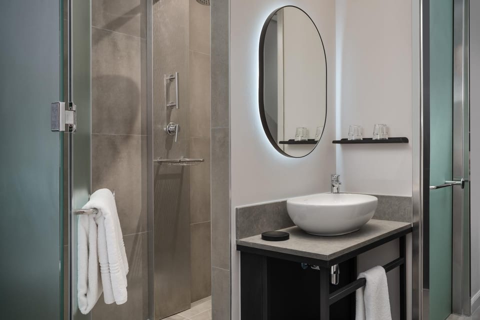 Shower, Toilet, Bathroom, towels