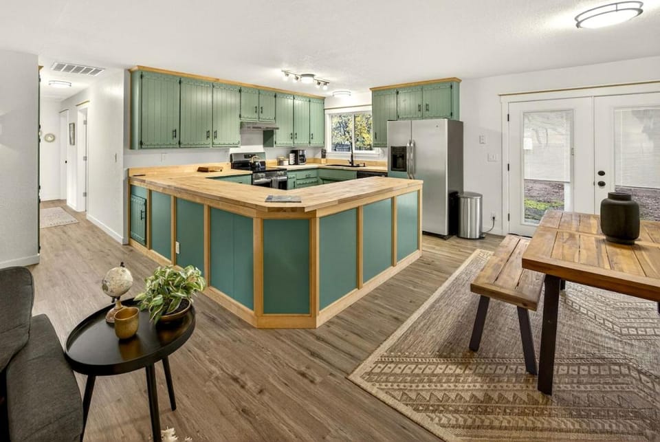 Redwoods Stopover- Near Hiking, Pet Friendly House in Oregon
