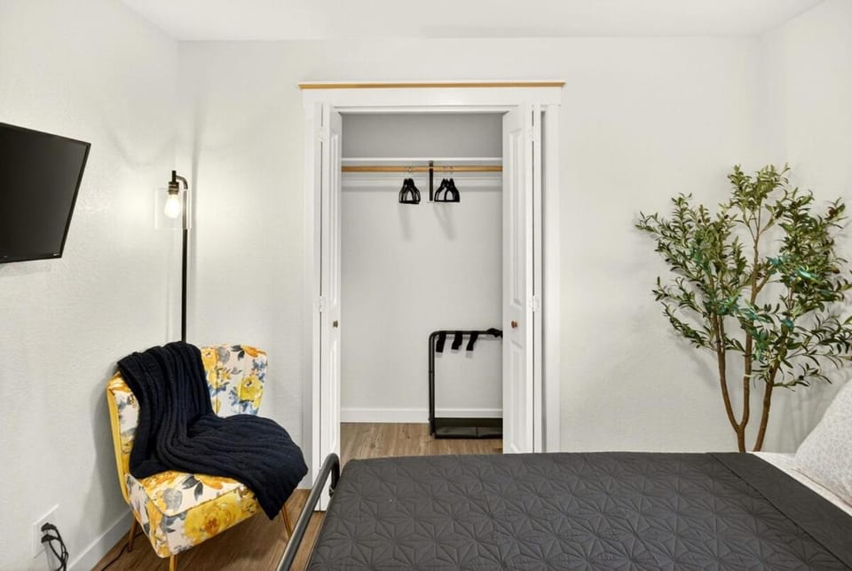Redwoods Stopover- Near Hiking, Pet Friendly House in Oregon