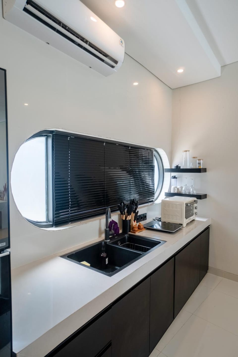 Modern 1BR Loft style with pool in Pegending Apartment in North Kuta