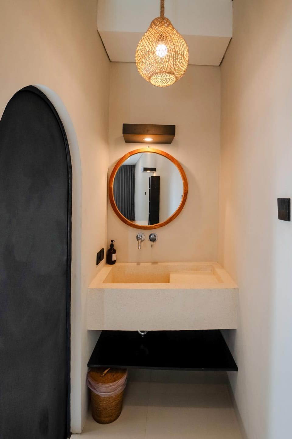 Modern 1BR Loft style with pool in Pegending Apartment in North Kuta