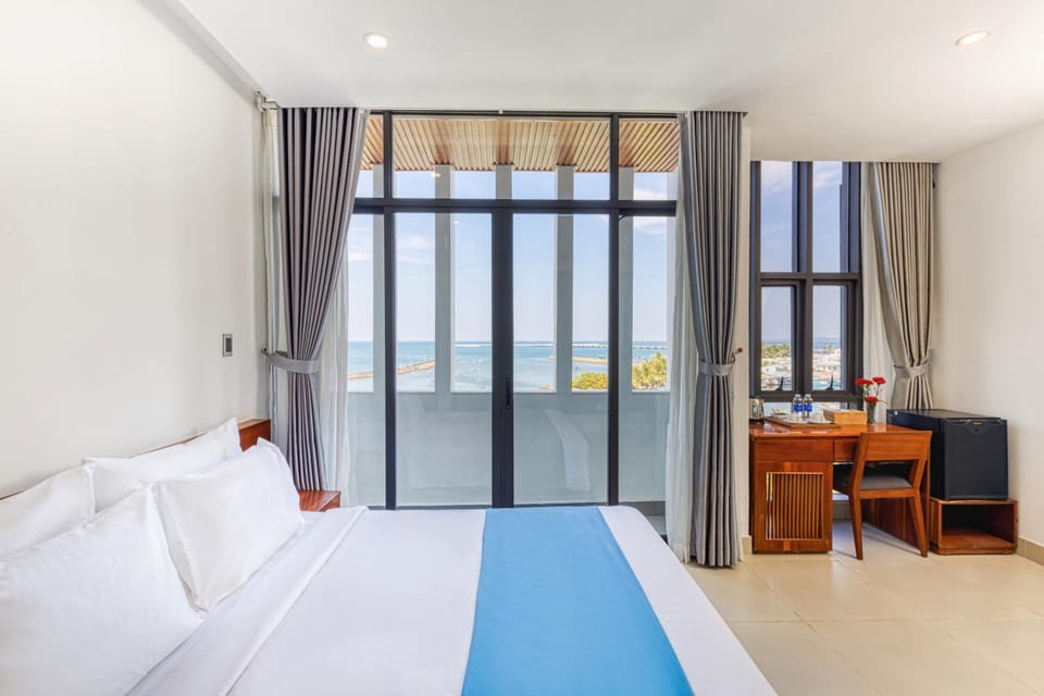 Natural landscape, TV and multimedia, Photo of the whole room, Bedroom, Sea view
