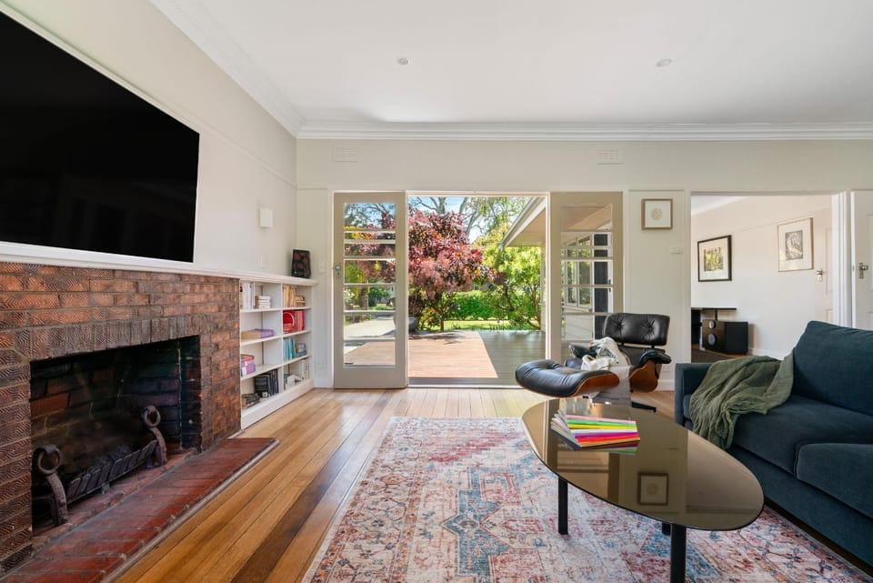 TV and multimedia, Living room, Seating area, Evening entertainment
