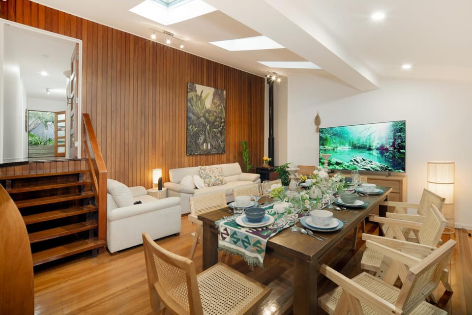 TV and multimedia, Living room, Seating area, Dining area