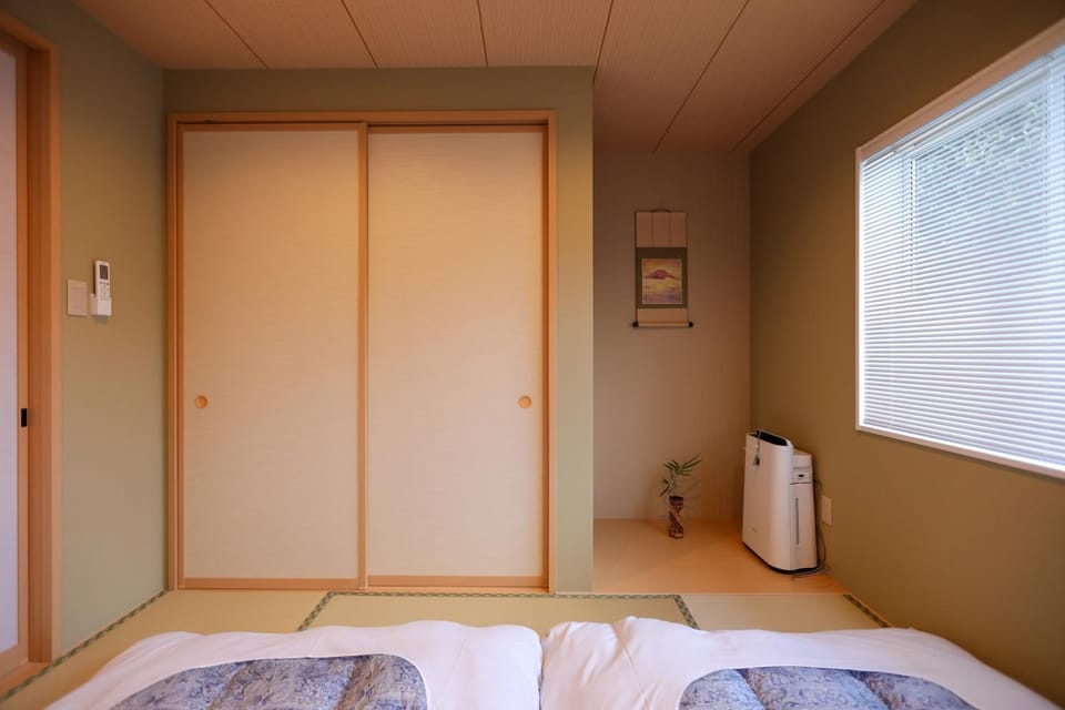 Photo of the whole room, Bedroom