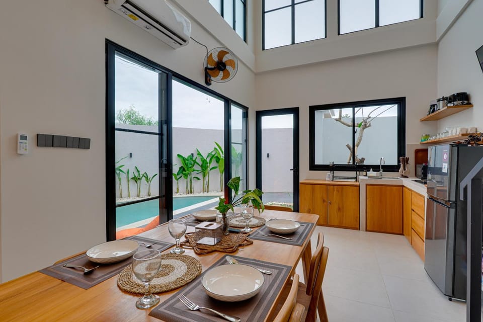 Kitchen or kitchenette, Dining area, air conditioner