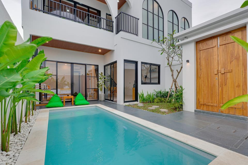 Property building, Day, Pool view, Swimming pool