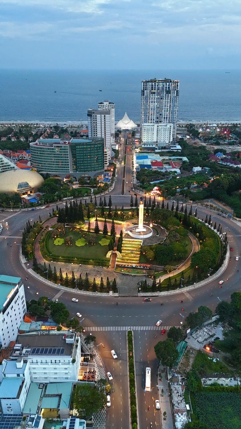 Property building, Nearby landmark, Day, Neighbourhood, Natural landscape, Bird's eye view, City view, Sea view, Street view, Location
