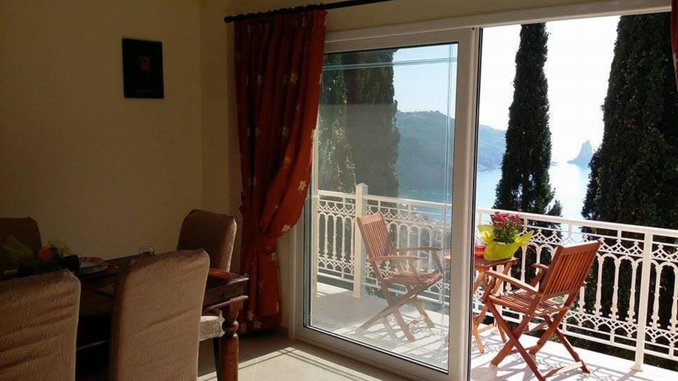 Living room, Dining area, Landmark view, Mountain view
