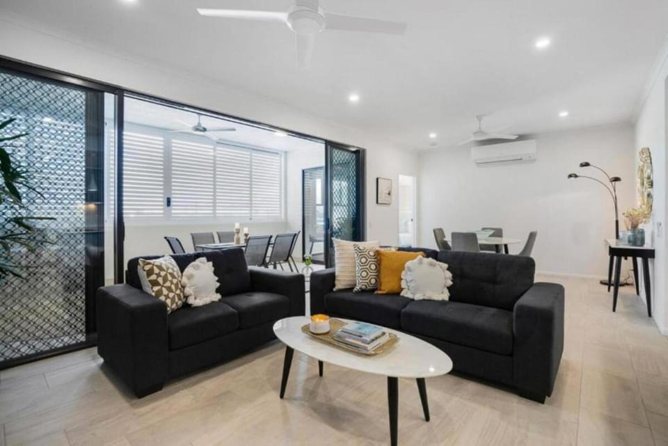 Living room, Seating area, Dining area, air conditioner