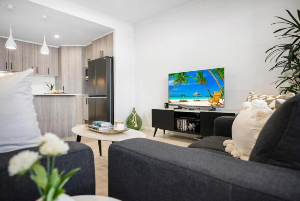 TV and multimedia, Kitchen or kitchenette, Living room, Seating area