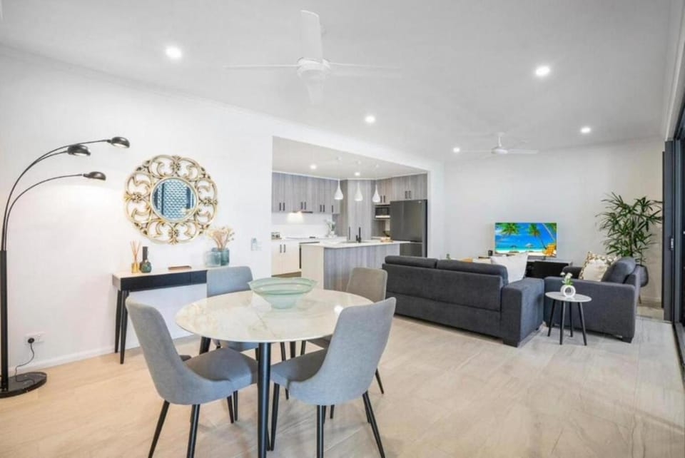 TV and multimedia, Kitchen or kitchenette, Living room, Seating area, Dining area
