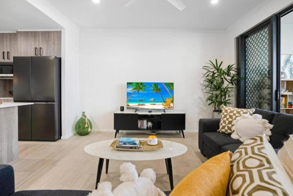 TV and multimedia, Kitchen or kitchenette, Living room, Seating area
