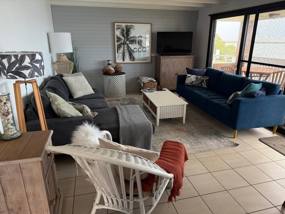 Communal lounge/ TV room, TV and multimedia, Living room, Seating area