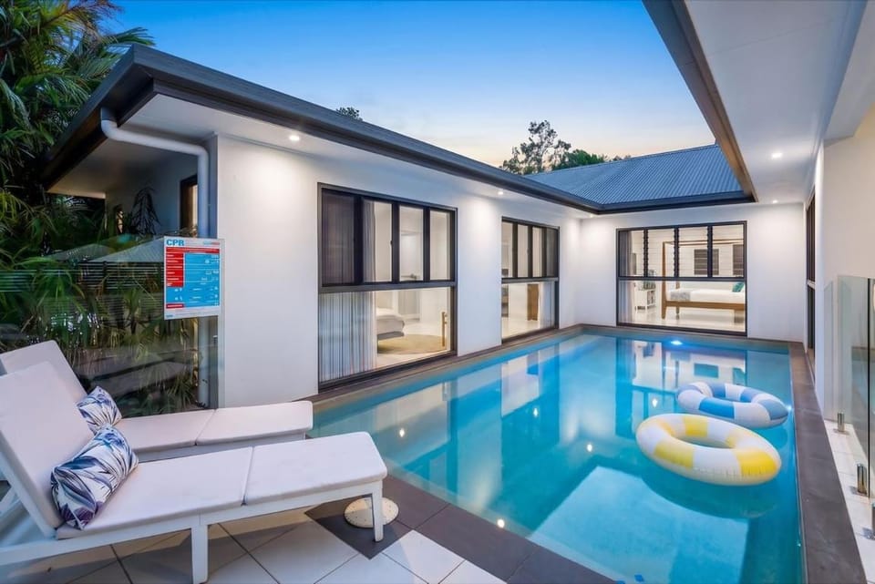 Pool view, Swimming pool, sunbed