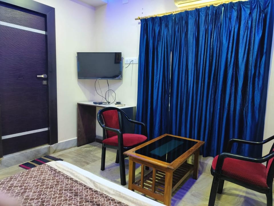 Communal lounge/ TV room, Bed, TV and multimedia, Living room, Photo of the whole room, Seating area, Evening entertainment, Bedroom