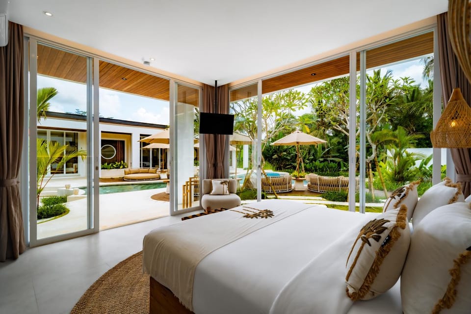Bed, Bedroom, Garden view, Pool view