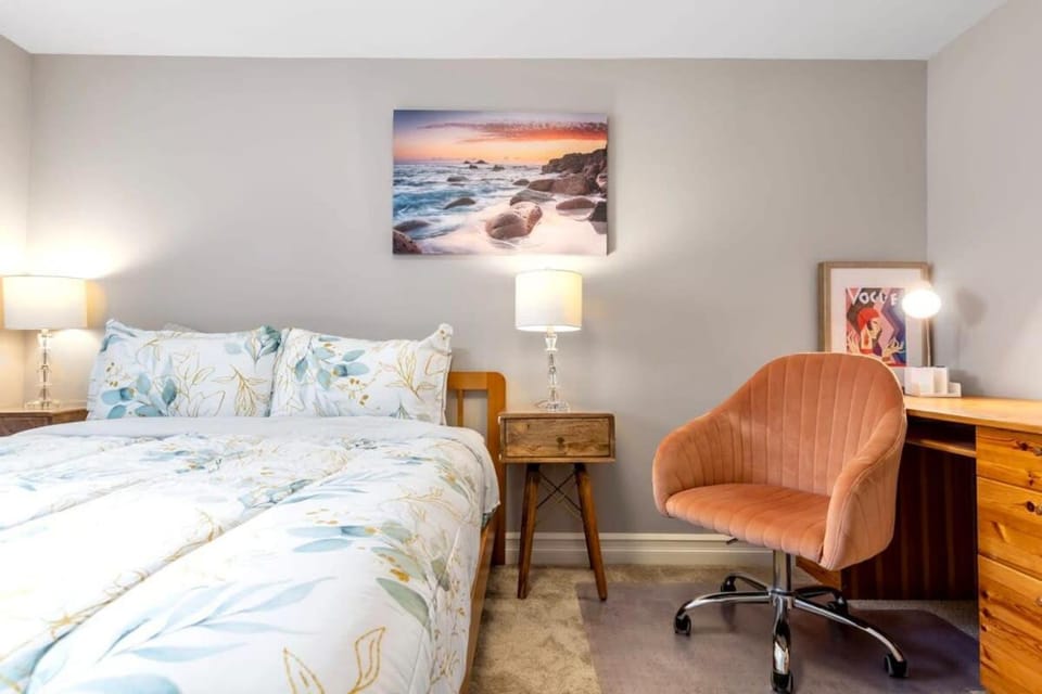 Mercer Island Modern Family-Friendly Home I-90 House in Mercer Island