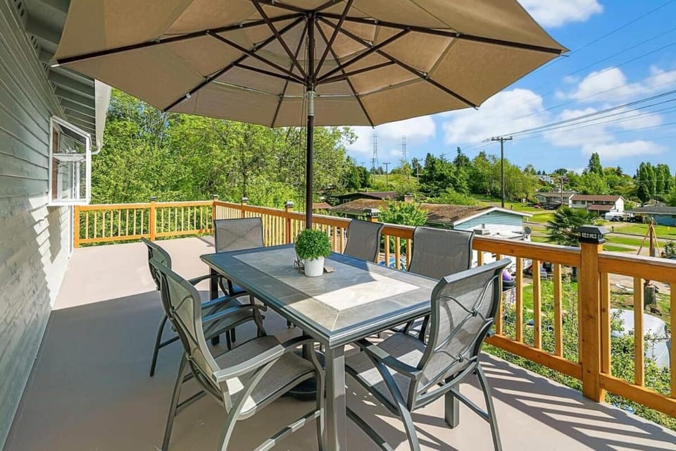 Colorful Family House w Big Deck 3 mins to I5 House in Seattle