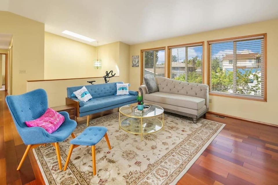 Colorful Family House w Big Deck 3 mins to I5 House in Seattle