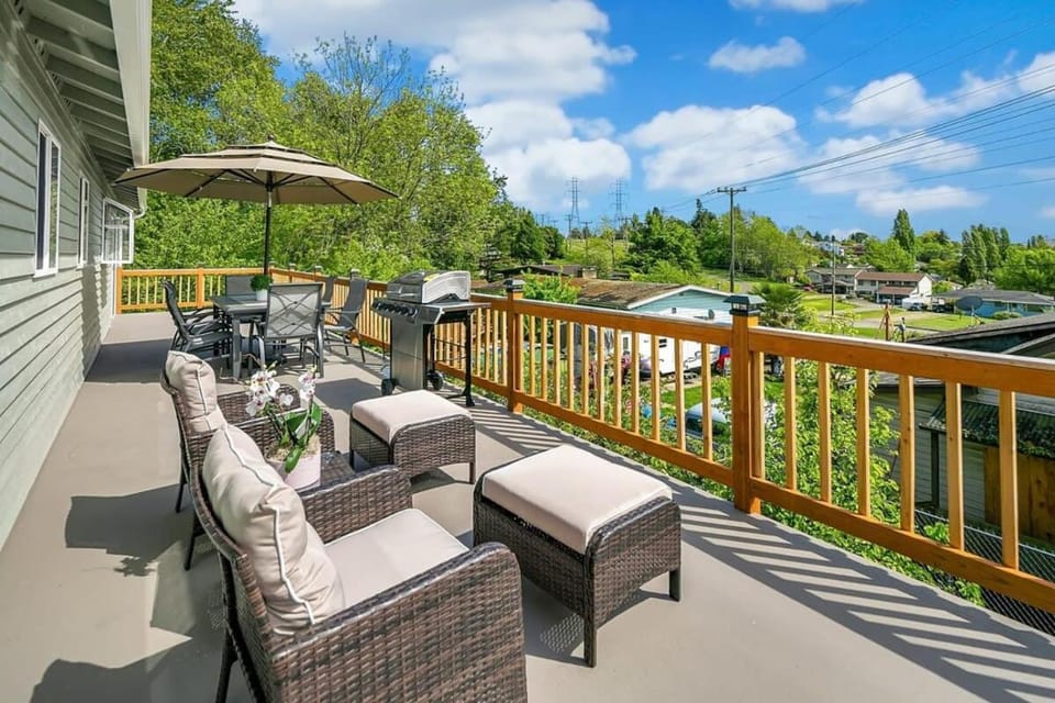 Colorful Family House w Big Deck 3 mins to I5 House in Seattle