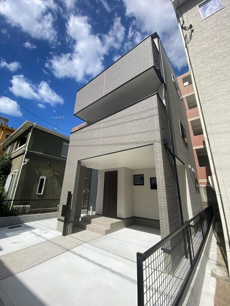 Facade/entrance, Parking