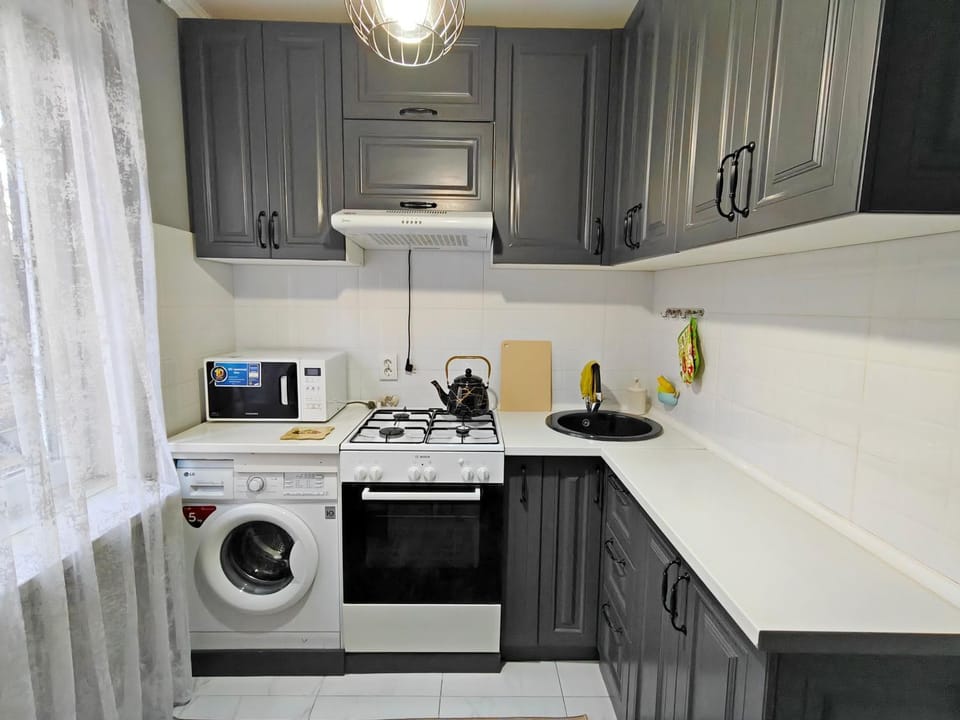 Coffee/tea facilities, Kitchen or kitchenette, Inner courtyard view, microwave, oven, stove, washing machine