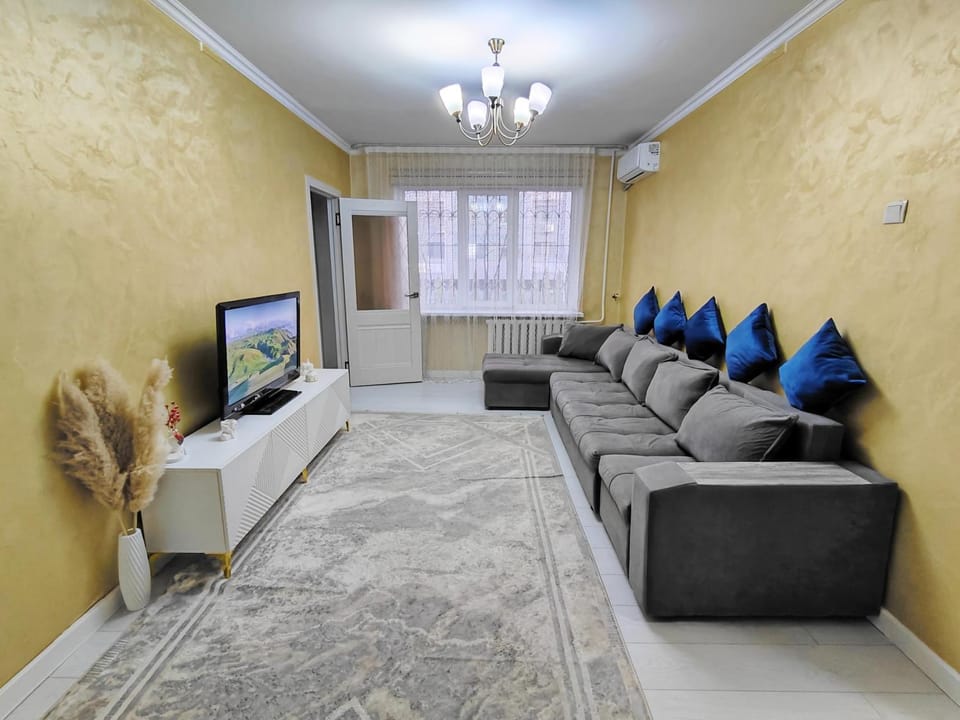 Communal lounge/ TV room, TV and multimedia, Living room, Photo of the whole room, Seating area, Inner courtyard view, flat iron, hair dryier, air conditioner