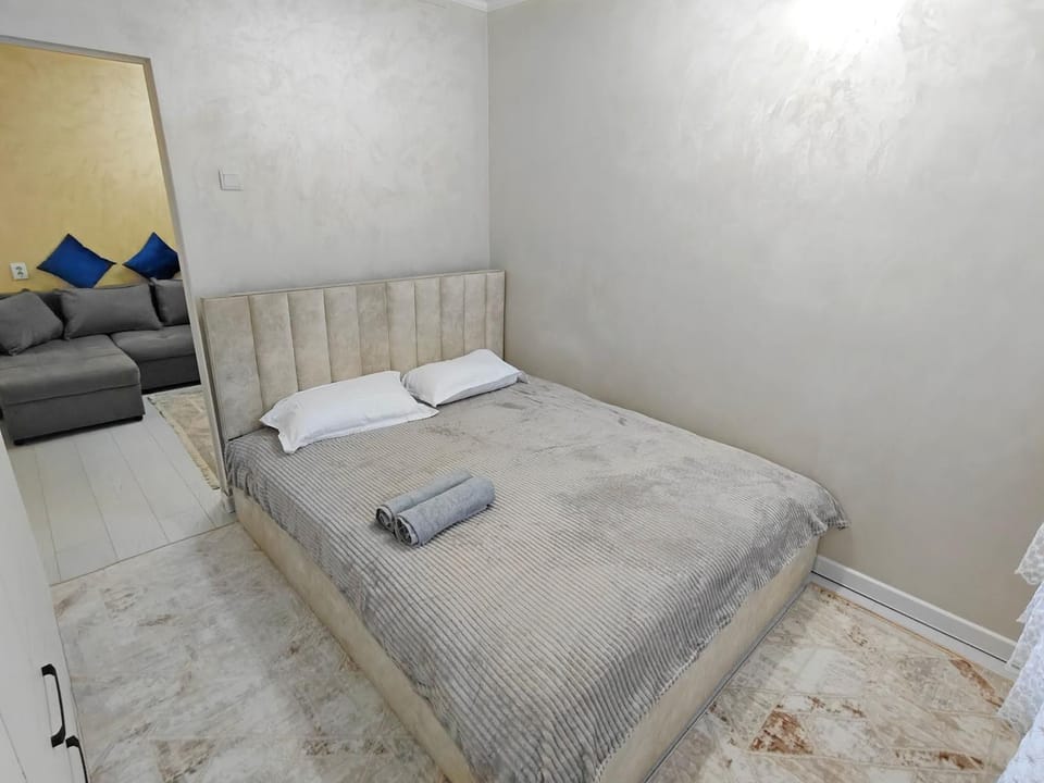 Bed, Photo of the whole room, Bedroom, Inner courtyard view, towels, dryer