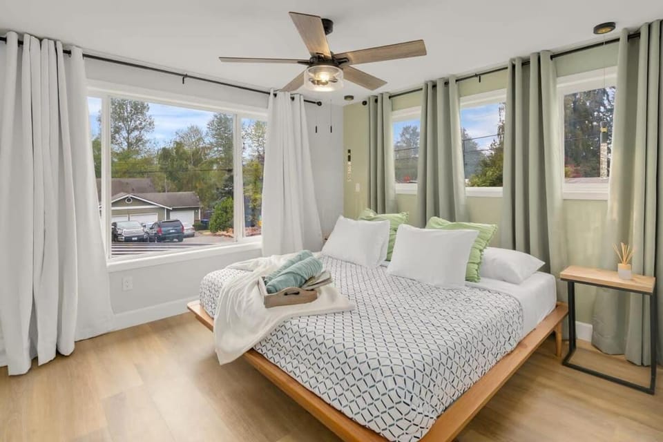 Brand New Designer High-End 4BR Retreat Apartment in Lynnwood