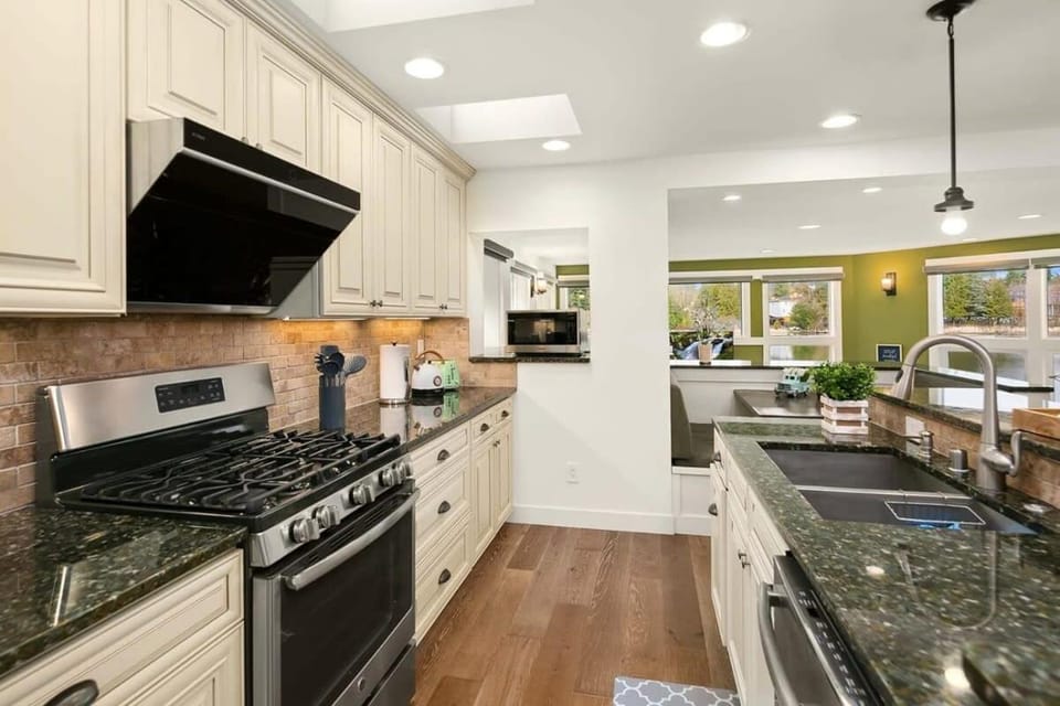 Lakeshore Serene Modern House Dock Billiard Gym House in Lynnwood