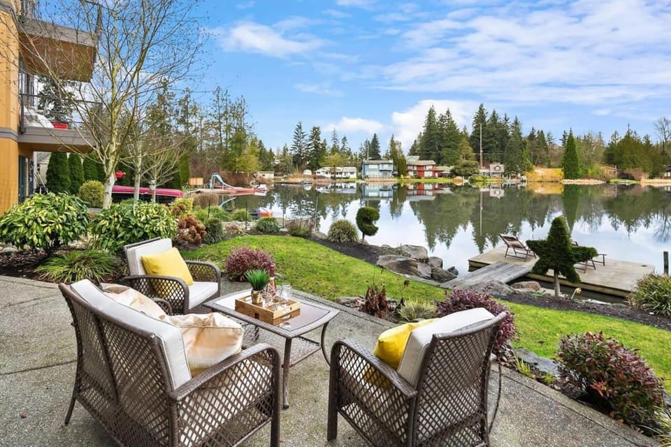 Lakeshore Serene Modern House Dock Billiard Gym House in Lynnwood