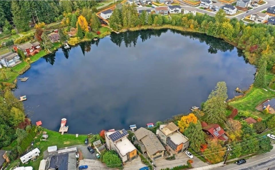 Lakeshore Serene Modern House Dock Billiard Gym House in Lynnwood
