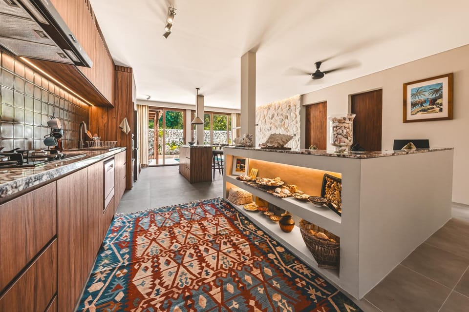 Kitchen or kitchenette, minibar, stove