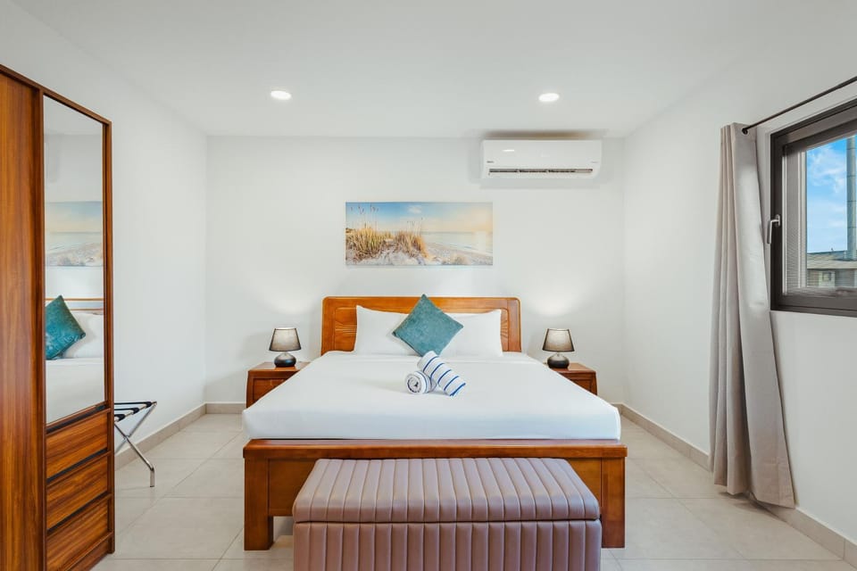 Bed, Photo of the whole room, Bedroom, air conditioner