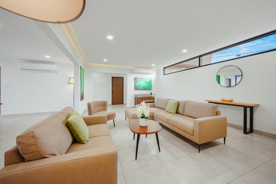 TV and multimedia, Living room, Seating area, air conditioner